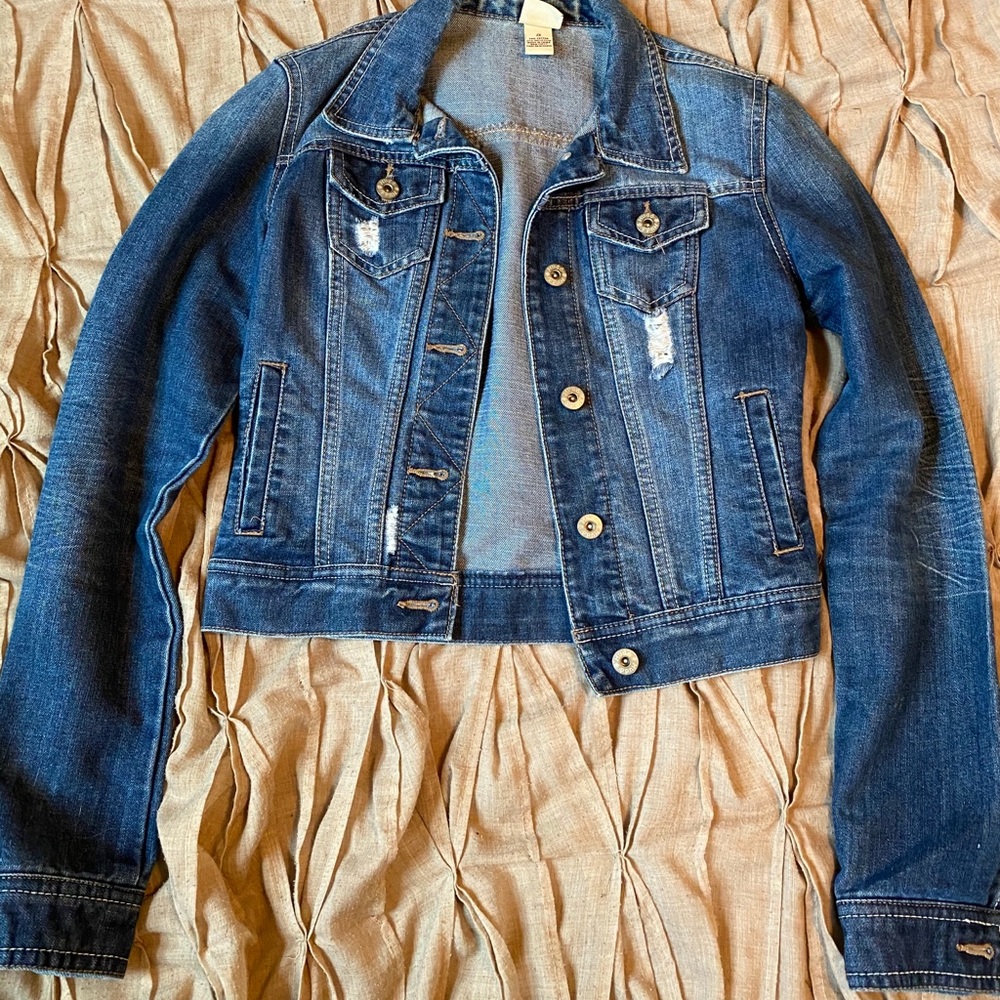 Fitted cropped denim jacket